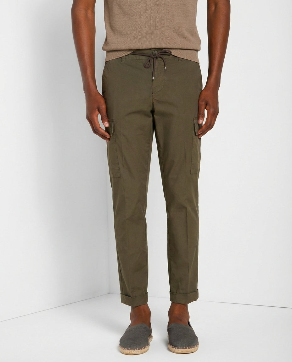 Pantalone cargo uomo Chile Jogger Mason's verde scuro in cotone slim fit, vista frontale su modello SS26
