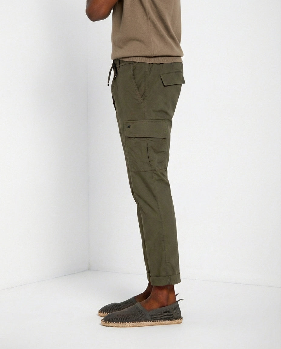 Pantalone cargo uomo Chile Jogger Mason's verde scuro in cotone slim fit, vista posteriore su modello SS26