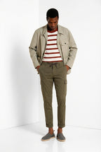 Pantalone cargo uomo Chile Jogger Mason's verde scuro in cotone slim fit, vista laterale su modello SS26
