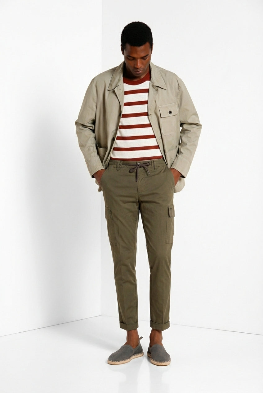 Pantalone cargo uomo Chile Jogger Mason's verde scuro in cotone slim fit, vista laterale su modello SS26