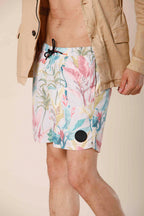 immagine 2 di costume da mare uomo in poliestere pattern fiori jungle modello Versilia Beach colore beige di Mason's 