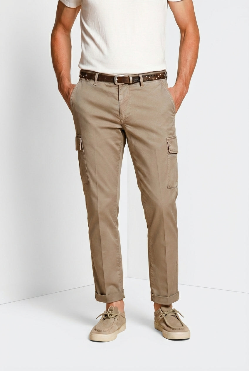 Pantalone cargo uomo Chile Mason's tortora in gabardina stretch regular fit, vista frontale su modello SS26