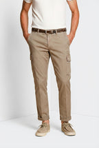 Pantalone cargo uomo Chile Mason's tortora in gabardina stretch regular fit, vista frontale su modello SS26
