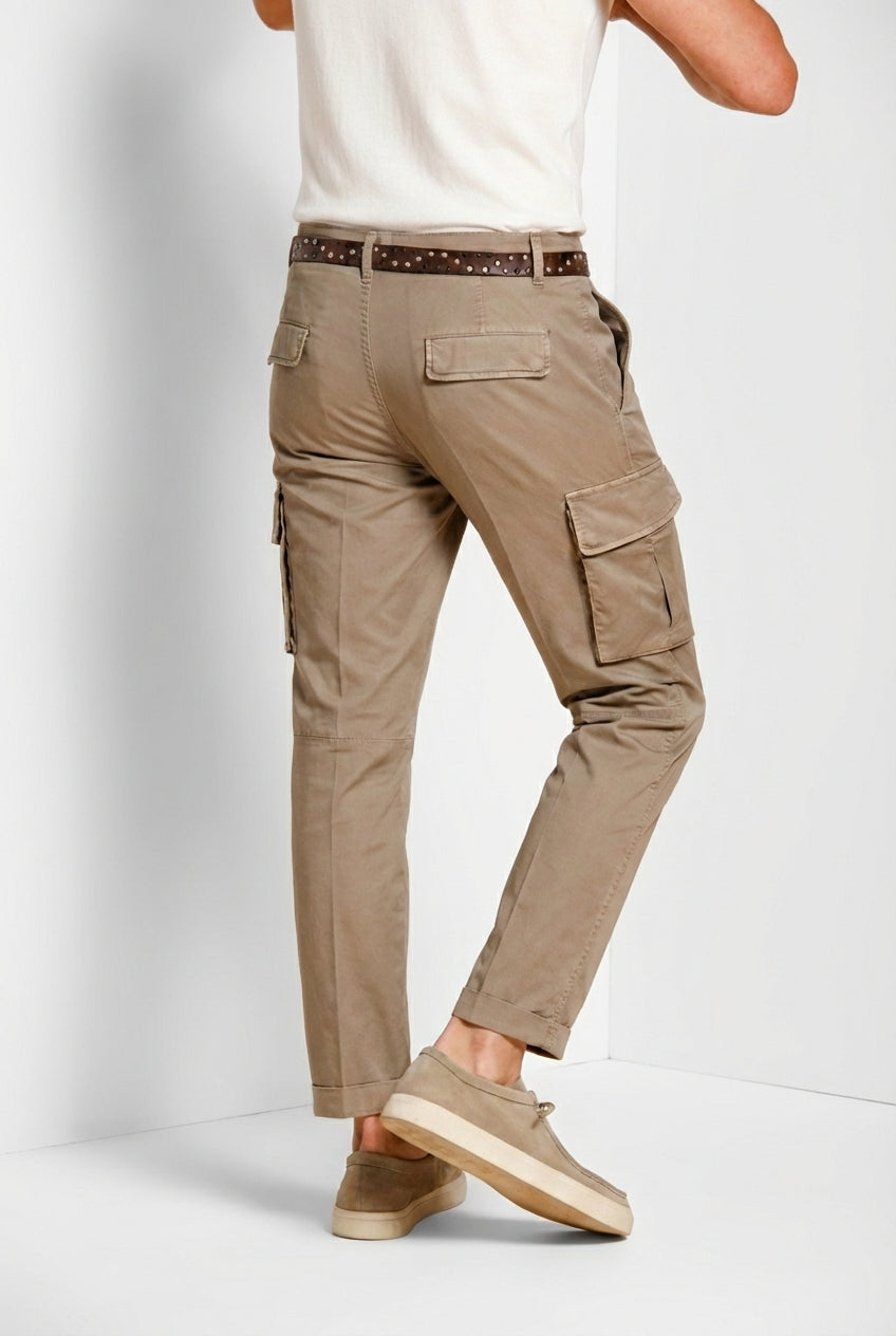 Pantalone cargo uomo Chile Mason's tortora in gabardina stretch regular fit, vista posteriore su modello SS26