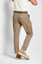Pantalone cargo uomo Chile Mason's tortora in gabardina stretch regular fit, vista posteriore su modello SS26