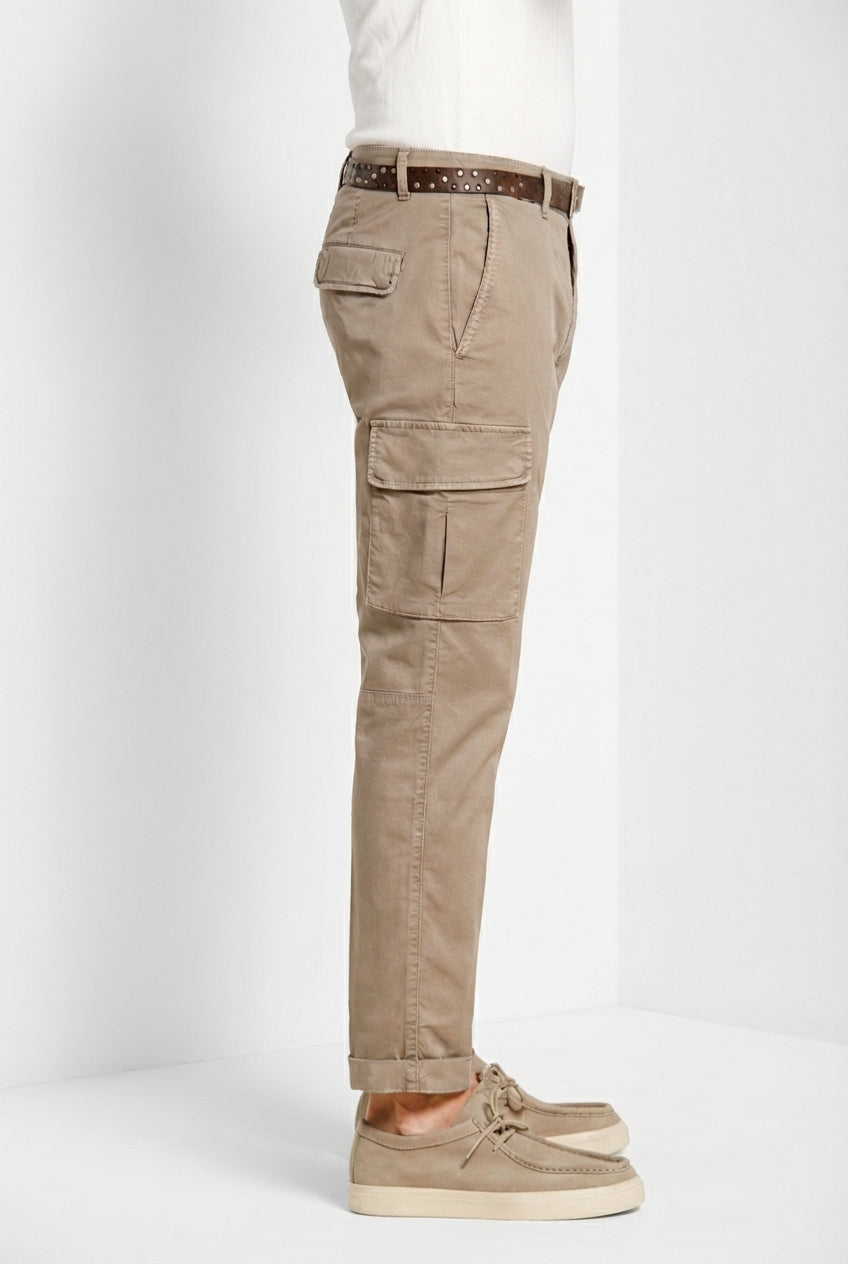 Pantalone cargo uomo Chile Mason's tortora in gabardina stretch regular fit, vista laterale su modello SS26