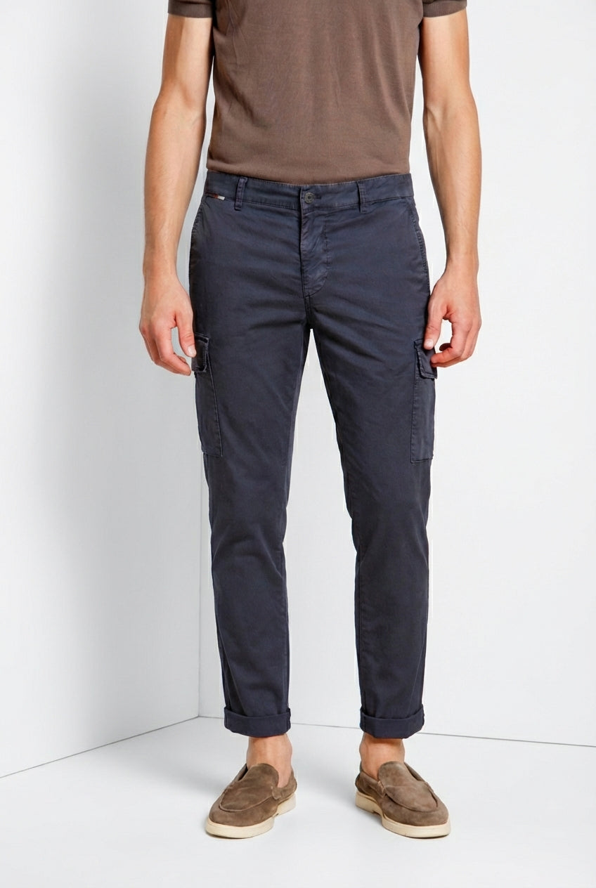 Pantalone cargo uomo Chile Mason's carta da zucchero in gabardina stretch regular fit, vista frontale su modello SS26