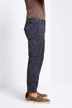 Pantalone cargo uomo Chile Mason's carta da zucchero in gabardina stretch regular fit, vista posteriore su modello SS26