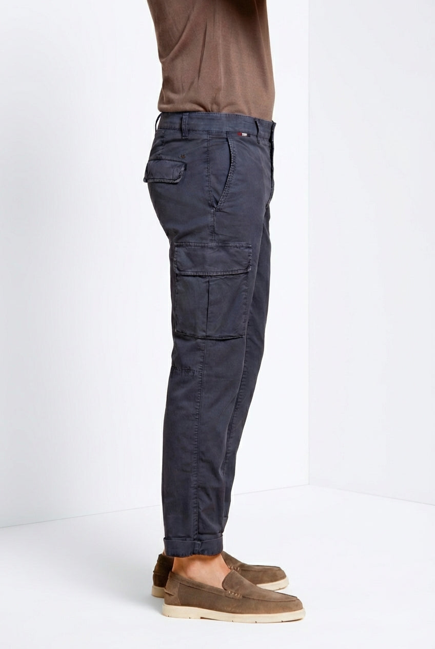Pantalone cargo uomo Chile Mason's carta da zucchero in gabardina stretch regular fit, vista posteriore su modello SS26