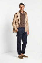 Pantalone cargo uomo Chile Mason's carta da zucchero in gabardina stretch regular fit, vista laterale su modello SS26