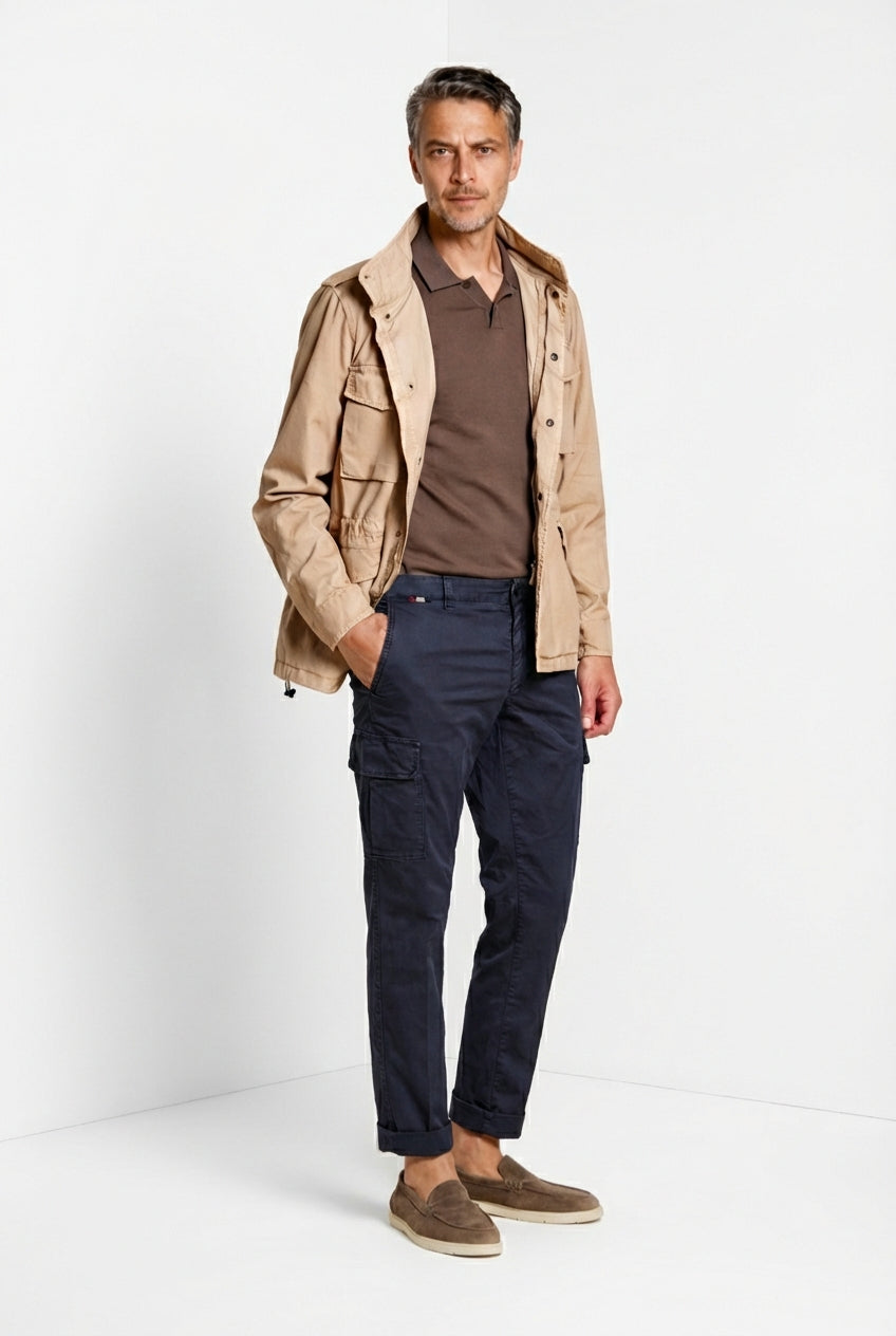 Pantalone cargo uomo Chile Mason's carta da zucchero in gabardina stretch regular fit, vista laterale su modello SS26