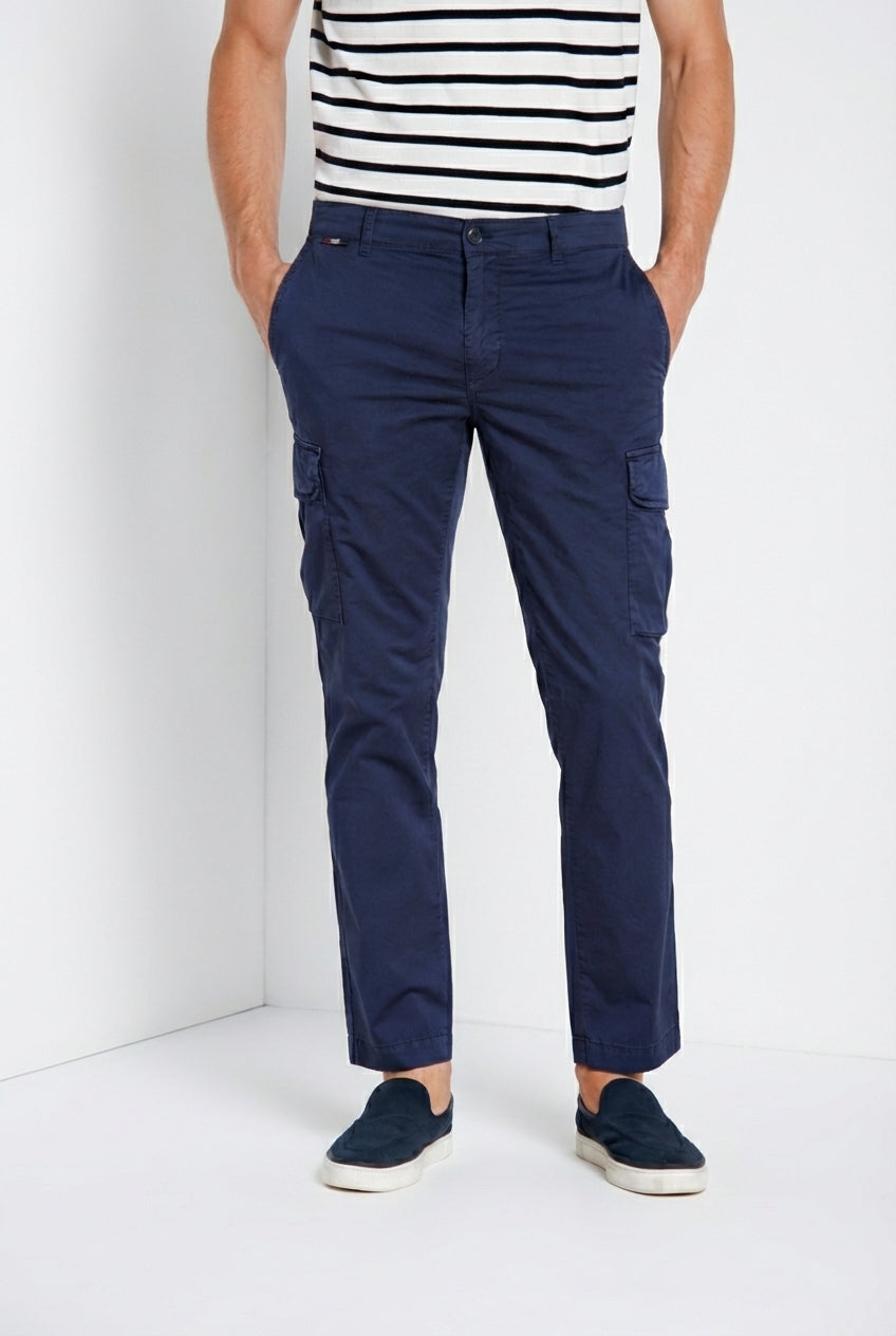 Pantalone cargo uomo Chile Mason's blu navy in gabardina stretch regular fit, vista frontale su modello SS26