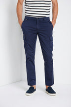 Pantalone cargo uomo Chile Mason's blu navy in gabardina stretch regular fit, vista frontale su modello SS26