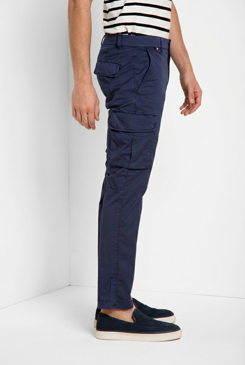 Pantalone cargo uomo Chile Mason's blu navy in gabardina stretch regular fit, vista posteriore su modello SS26