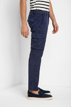 Pantalone cargo uomo Chile Mason's blu navy in gabardina stretch regular fit, vista posteriore su modello SS26