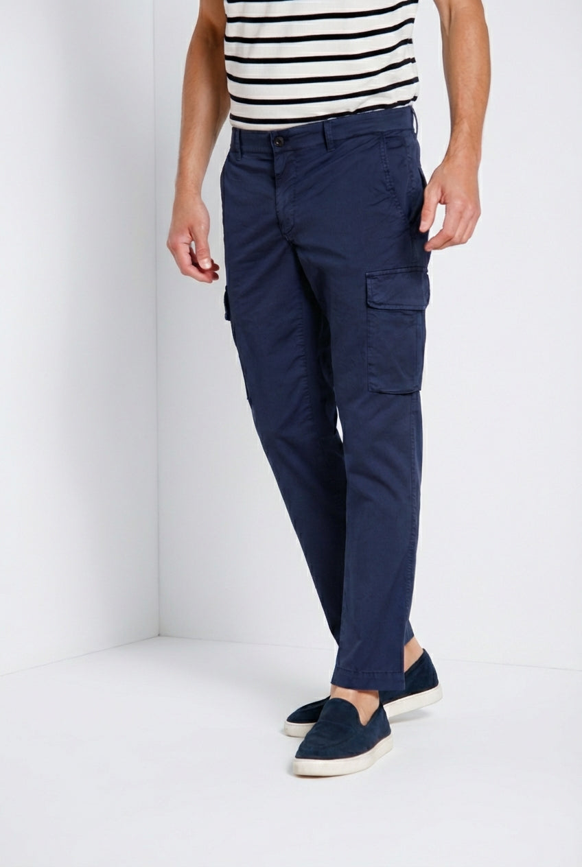 Pantalone cargo uomo Chile Mason's blu navy in gabardina stretch regular fit, vista laterale su modello SS26