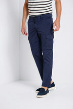 Pantalone cargo uomo Chile Mason's blu navy in gabardina stretch regular fit, vista laterale su modello SS26