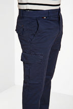 Dettaglio vita e tasche cargo pantalone cargo uomo Chile Mason's blu navy in gabardina stretch SS26