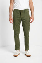 Pantalone cargo uomo Chile Mason's verde bosco in gabardina stretch regular fit, vista frontale su modello SS26
