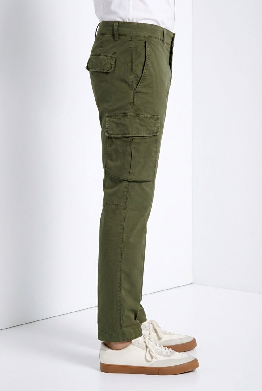 Pantalone cargo uomo Chile Mason's verde bosco in gabardina stretch regular fit, vista laterale su modello SS26