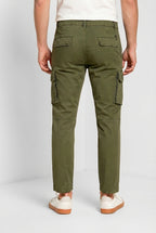 Pantalone cargo uomo Chile Mason's verde bosco in gabardina stretch regular fit, vista posteriore su modello SS26