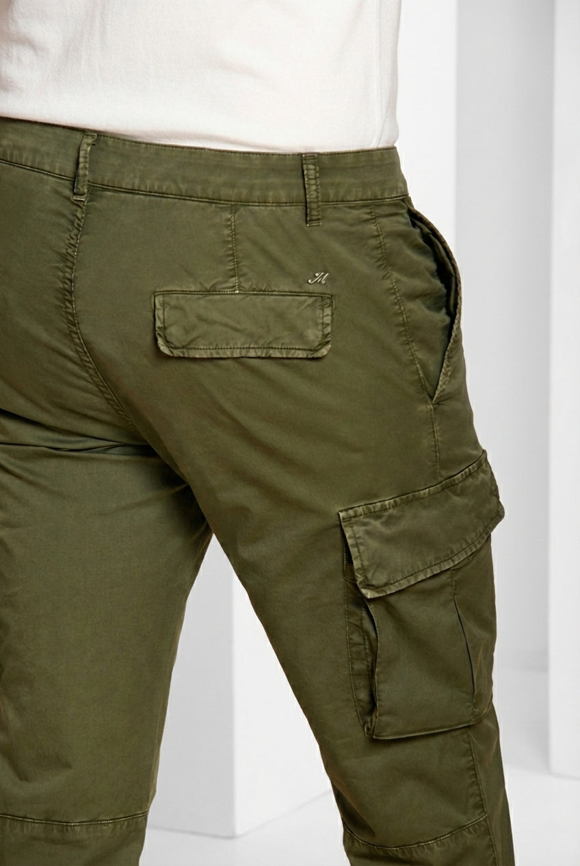 Dettaglio tasca cargo pantalone cargo uomo Chile Mason's verde bosco in gabardina stretch SS26