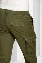 Dettaglio tasca cargo pantalone cargo uomo Chile Mason's verde bosco in gabardina stretch SS26