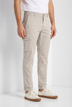 Pantalone cargo uomo Chile Mason's grigio medio in gabardina stretch regular fit, vista laterale su modello SS26