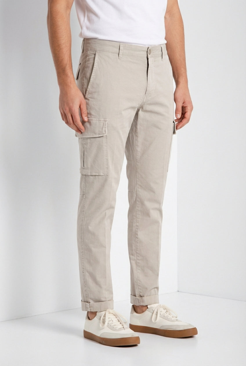 Pantalone cargo uomo Chile Mason's grigio medio in gabardina stretch regular fit, vista laterale su modello SS26