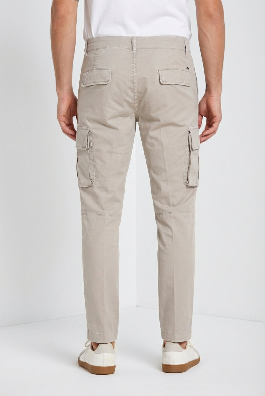 Pantalone cargo uomo Chile Mason's grigio medio in gabardina stretch regular fit, vista posteriore su modello SS26