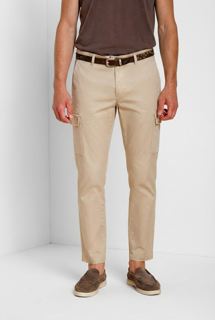 Pantalone cargo uomo Chile Mason's beige chiaro in gabardina stretch regular fit, vista frontale su modello SS26