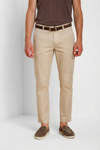 Pantalone cargo uomo Chile Mason's beige chiaro in gabardina stretch regular fit, vista frontale su modello SS26