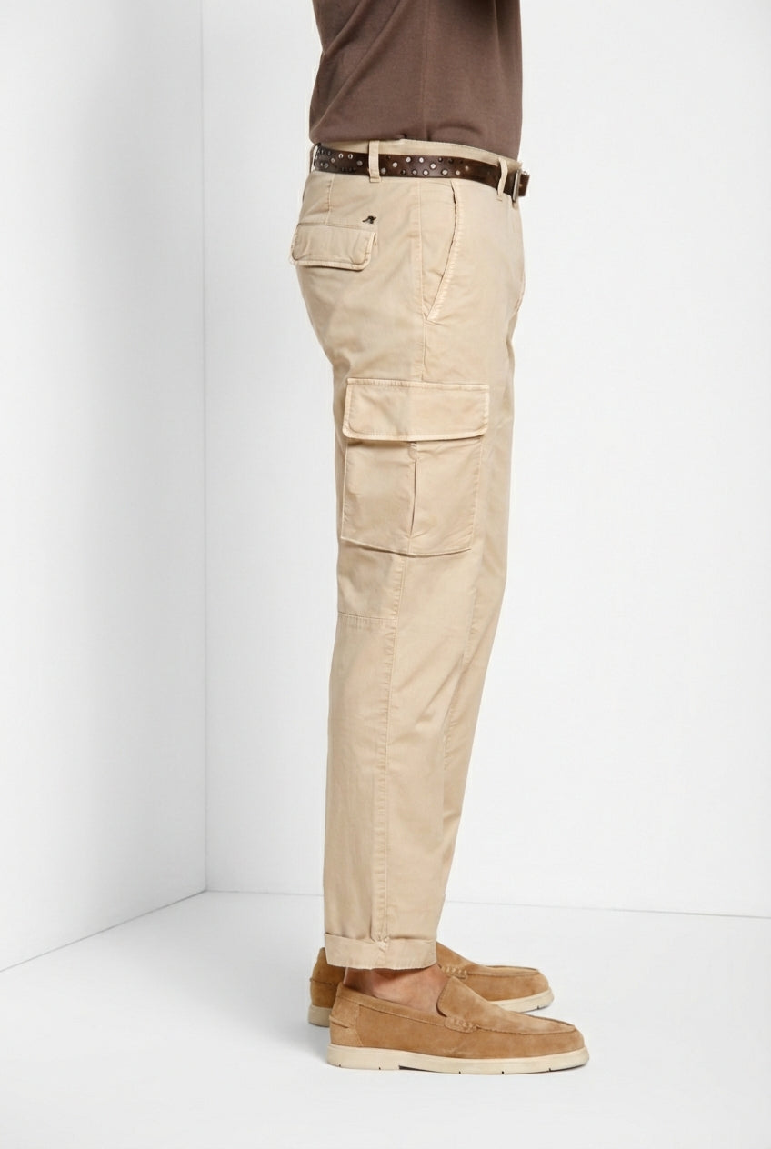 Pantalone cargo uomo Chile Mason's beige chiaro in gabardina stretch regular fit, vista laterale su modello SS26