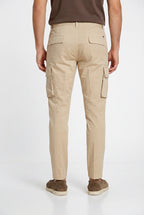 Pantalone cargo uomo Chile Mason's beige chiaro in gabardina stretch regular fit, vista posteriore su modello SS26