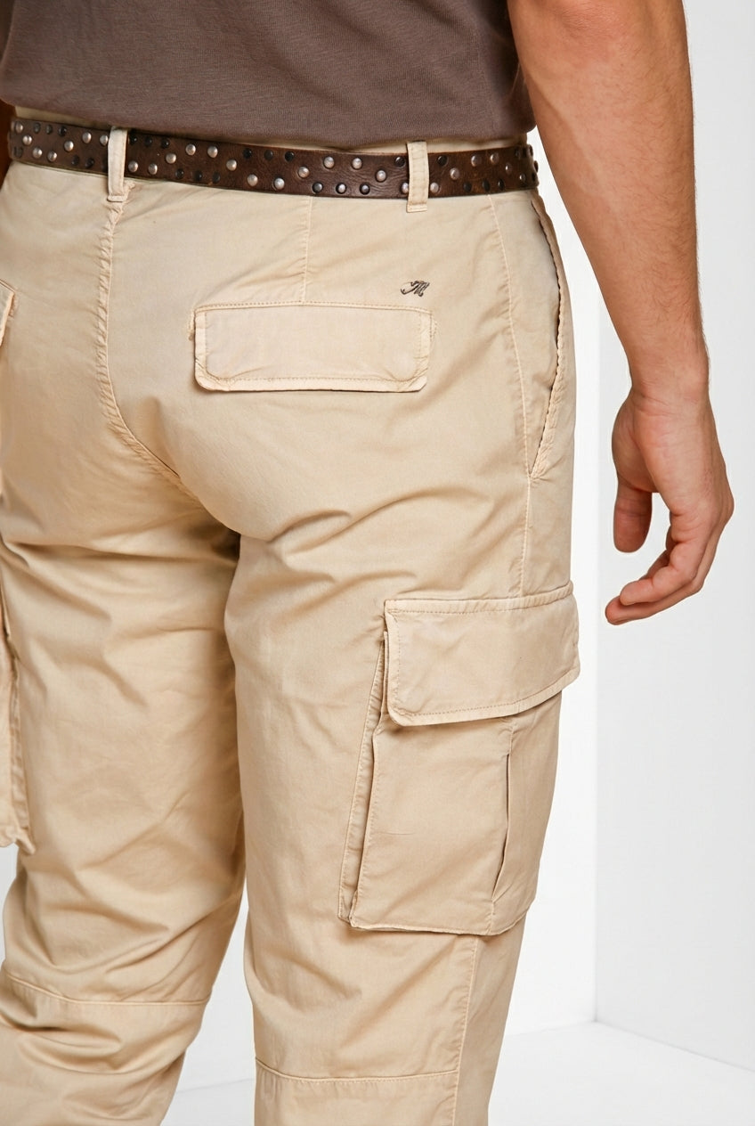 Dettaglio tasca cargo pantalone cargo uomo Chile Mason's beige chiaro in gabardina stretch SS26