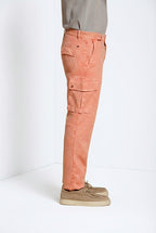 Pantalone cargo uomo Chile delamere Mason's corteccia in twill regular fit, vista posteriore su modello SS26