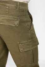 Dettaglio vita e tasche cargo pantalone cargo uomo Chile delamere Mason's rosmarino in twill SS26