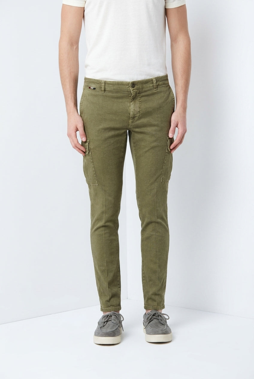 Pantalone cargo uomo Chile delamere Mason's rosmarino in twill regular fit, vista frontale su modello SS26