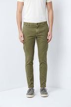 Pantalone cargo uomo Chile delamere Mason's rosmarino in twill regular fit, vista frontale su modello SS26