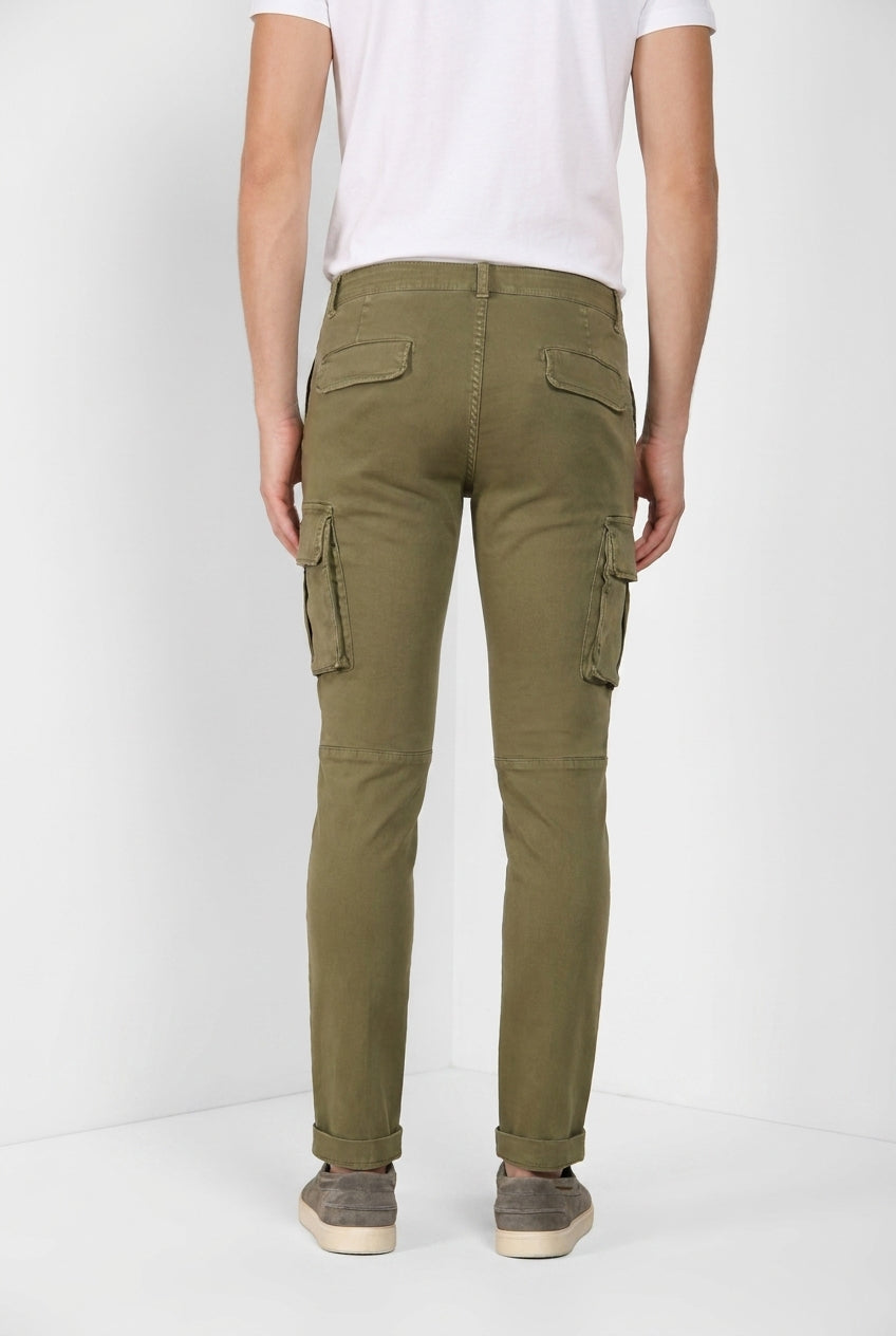 Pantalone cargo uomo Chile delamere Mason's rosmarino in twill regular fit, vista posteriore su modello SS26