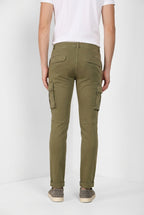 Pantalone cargo uomo Chile delamere Mason's rosmarino in twill regular fit, vista posteriore su modello SS26