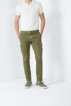 Pantalone cargo uomo Chile delamere Mason's rosmarino in twill regular fit, vista laterale su modello SS26