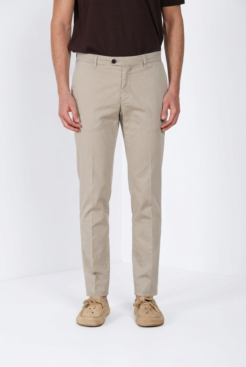 Pantalone chino uomo New York delamere Mason's sabbia in twill regular fit, vista frontale su modello SS26