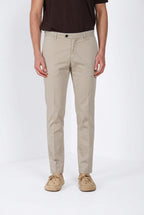Pantalone chino uomo New York delamere Mason's sabbia in twill regular fit, vista frontale su modello SS26