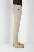 Pantalone chino uomo New York delamere Mason's sabbia in twill regular fit, vista laterale su modello SS26