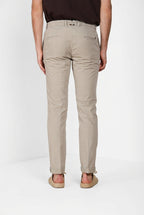Pantalone chino uomo New York delamere Mason's sabbia in twill regular fit, vista posteriore su modello SS26