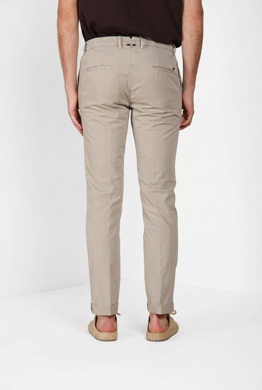 Pantalone chino uomo New York delamere Mason's sabbia in twill regular fit, vista posteriore su modello SS26