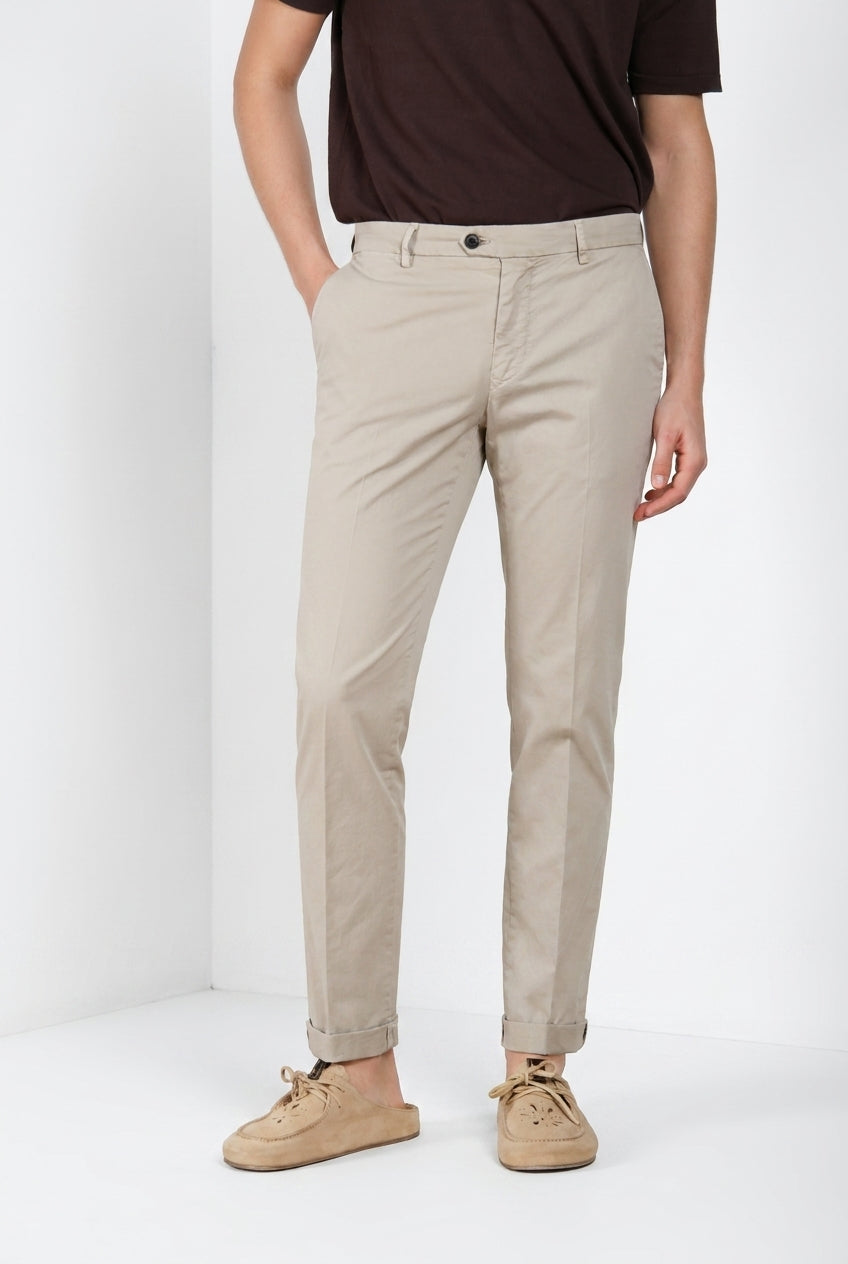 Dettaglio gamba pantalone chino uomo New York delamere Mason's sabbia in twill SS26