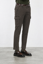 Chile pantalón cargo de hombre en gabardina stretch extra slim fit ①
