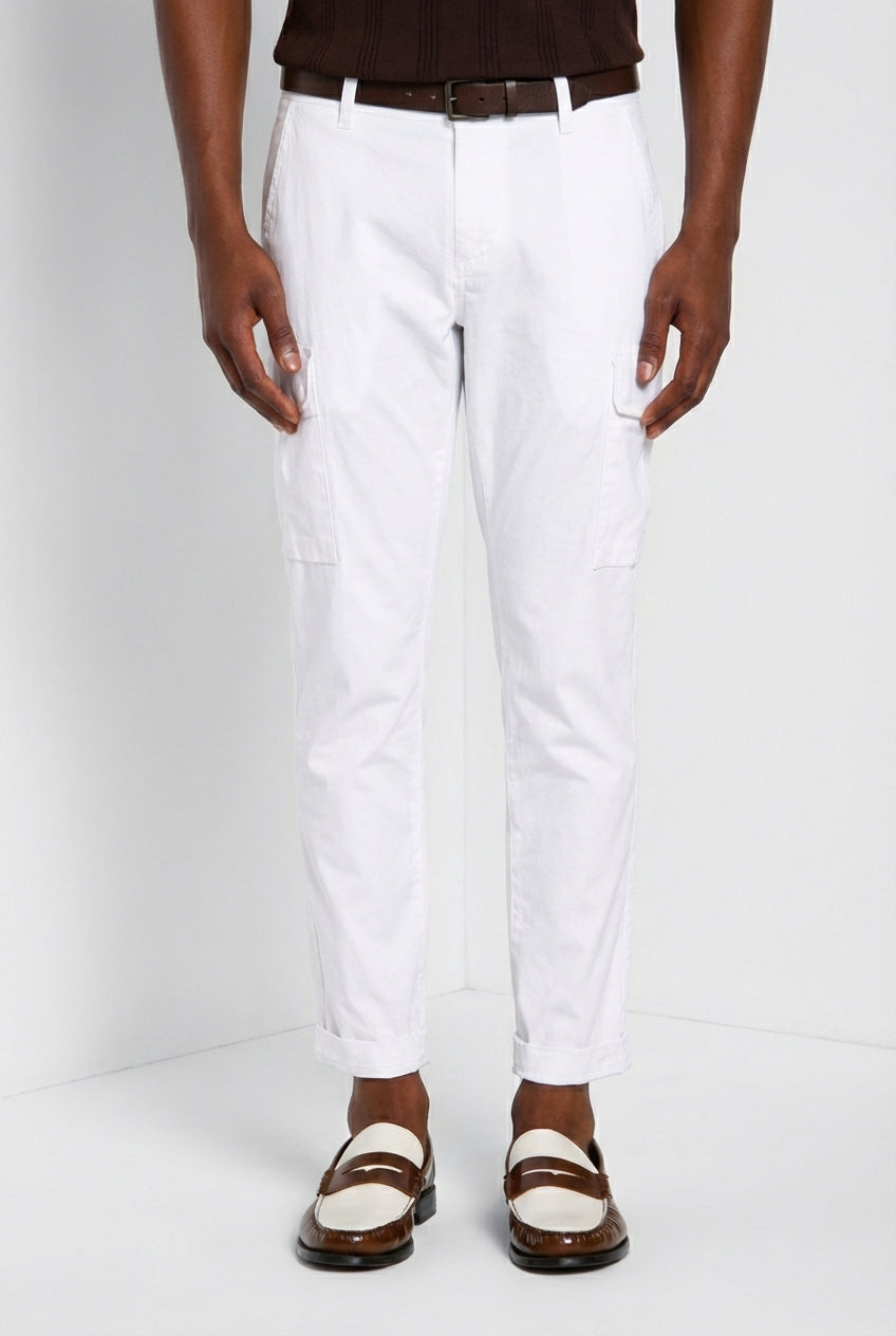 Pantalone cargo uomo Chile Mason's bianco in raso stretch slim fit, vista frontale su modello SS26